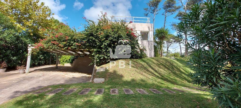 Casa 5 DORMITORIOS en Barrio privado - Ref :