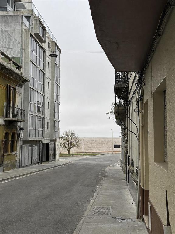 Apartamento en venta en Ciudad Vieja a 2 cuadras de la ramb