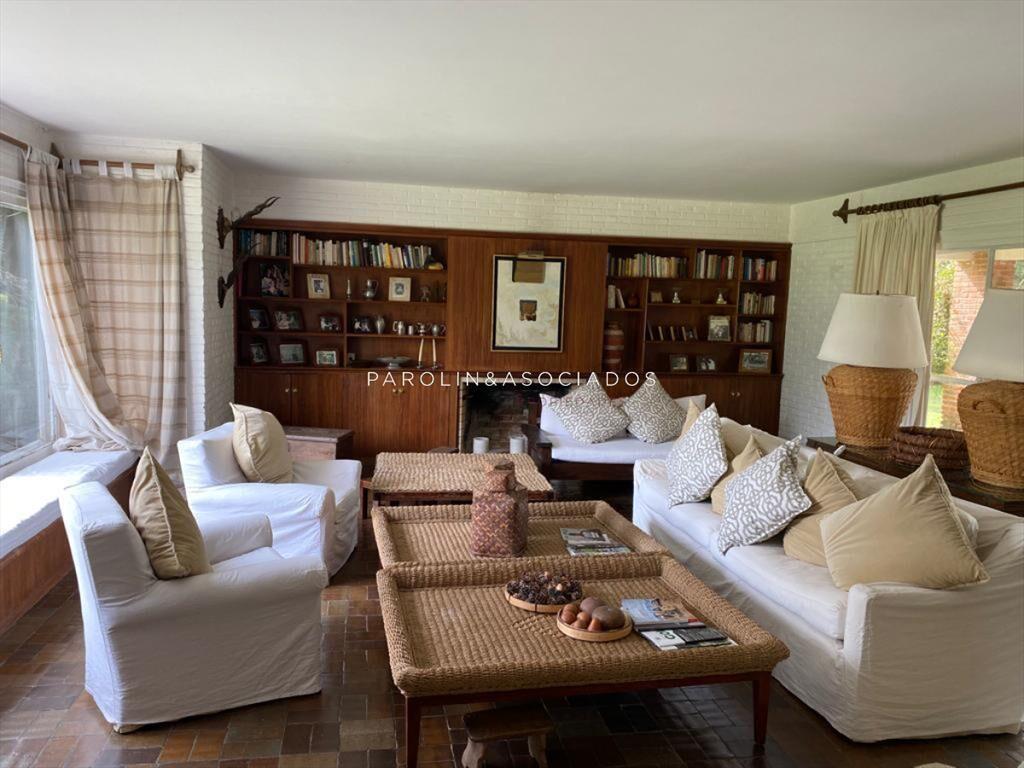 Casa en venta de 5 dormitorios + servicio en el
