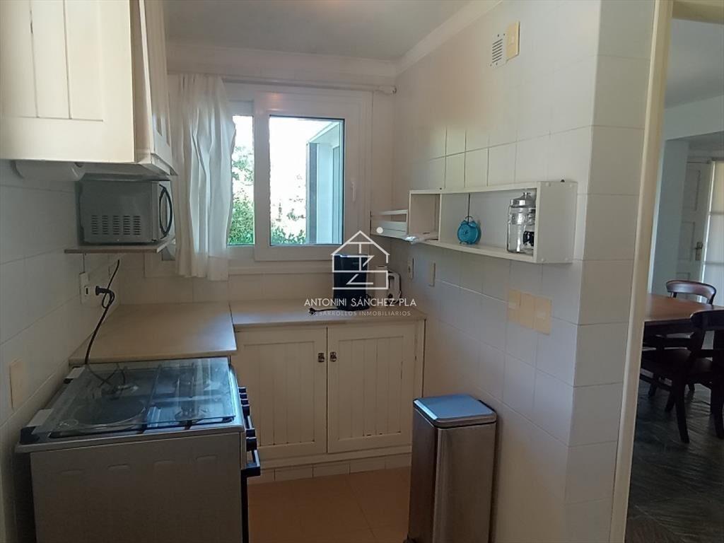 Gran casa reciclada a metros del mar con una del