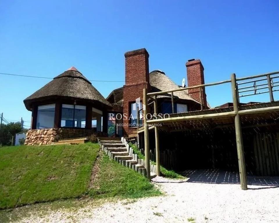 CASA A LA VENTA EN EL CHORRO.