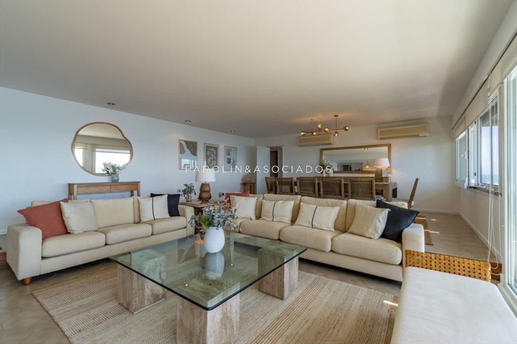 Apartamento en venta de 3 dormitorios en edificio