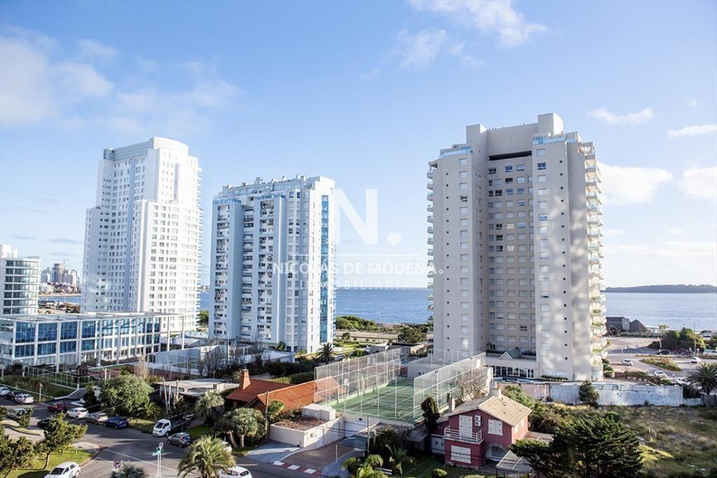 Vende apartamento de 2 dormitorios esquinero en