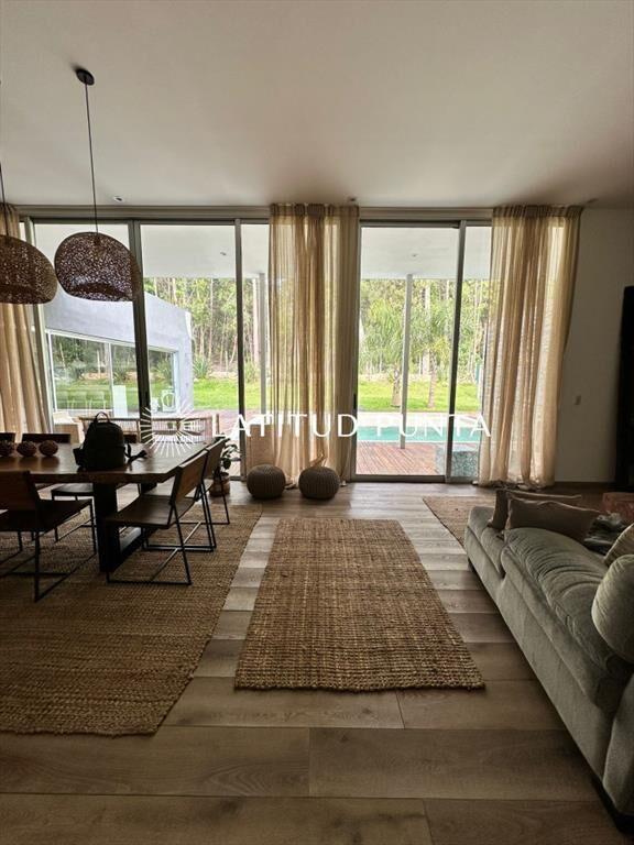 Casa en alquiler en Parque Burnett