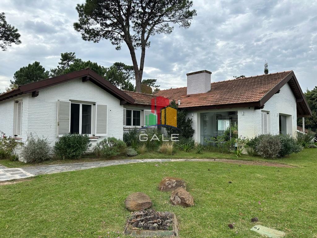 Casa ideal para clinica privada, zona comercial, Punta del