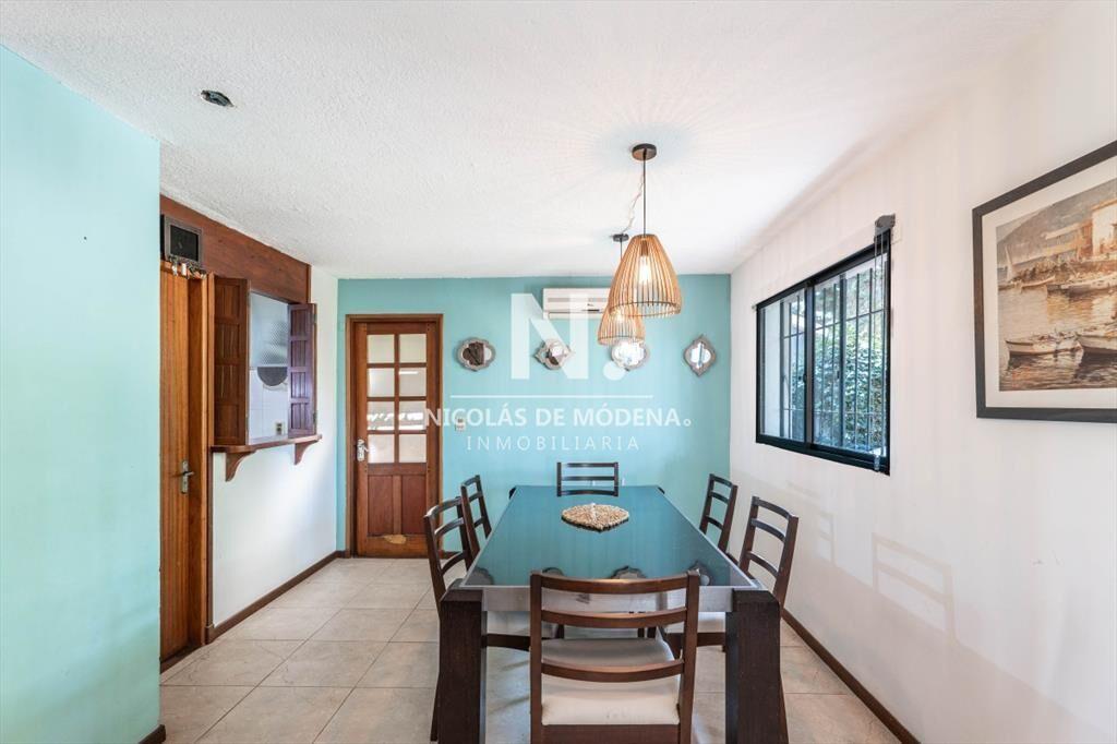 Vende casa de 4 dormitorios en Jardines de