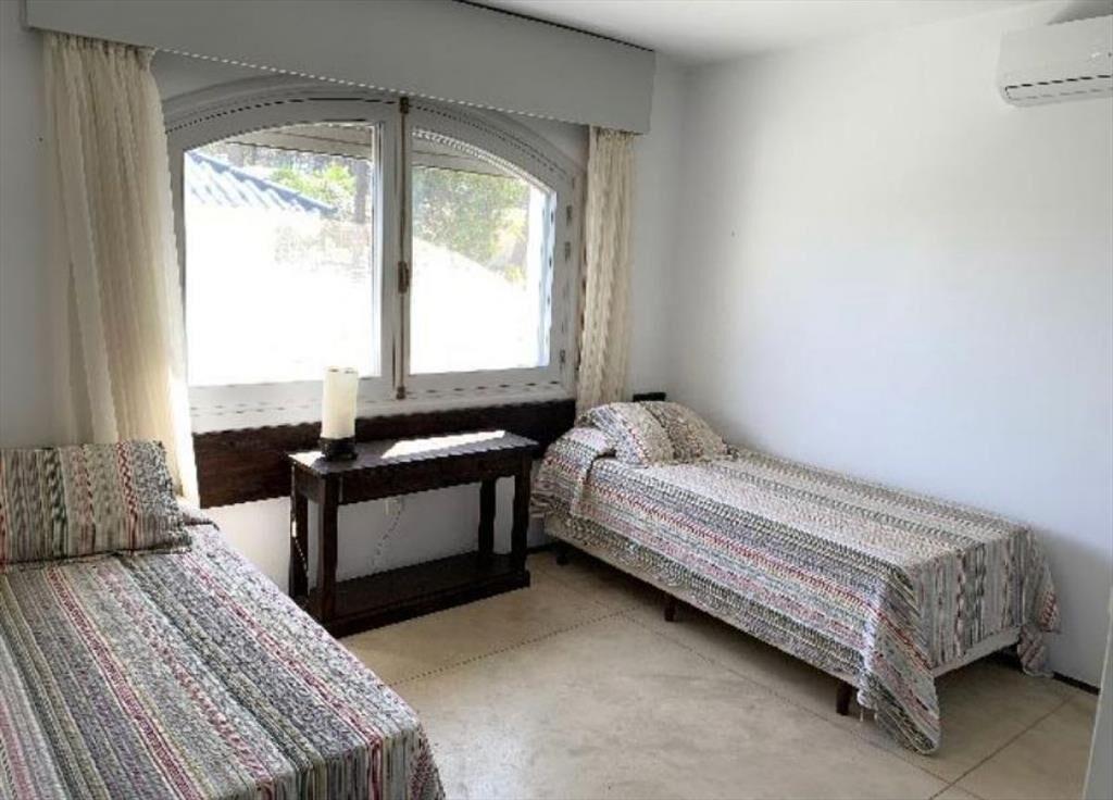 CASA EN VENTA DE 4 DORMITORIOS EN LA BARRA