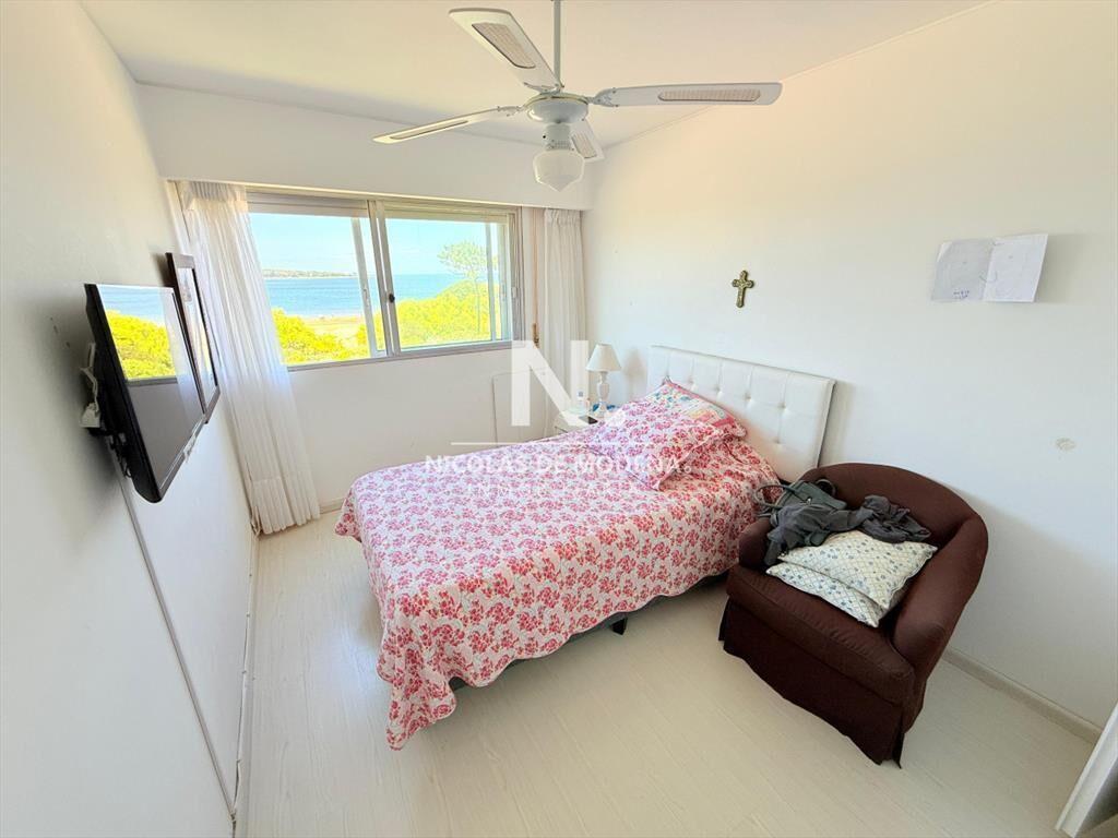 Apartamento con parrillero de 4 dormitorios al -