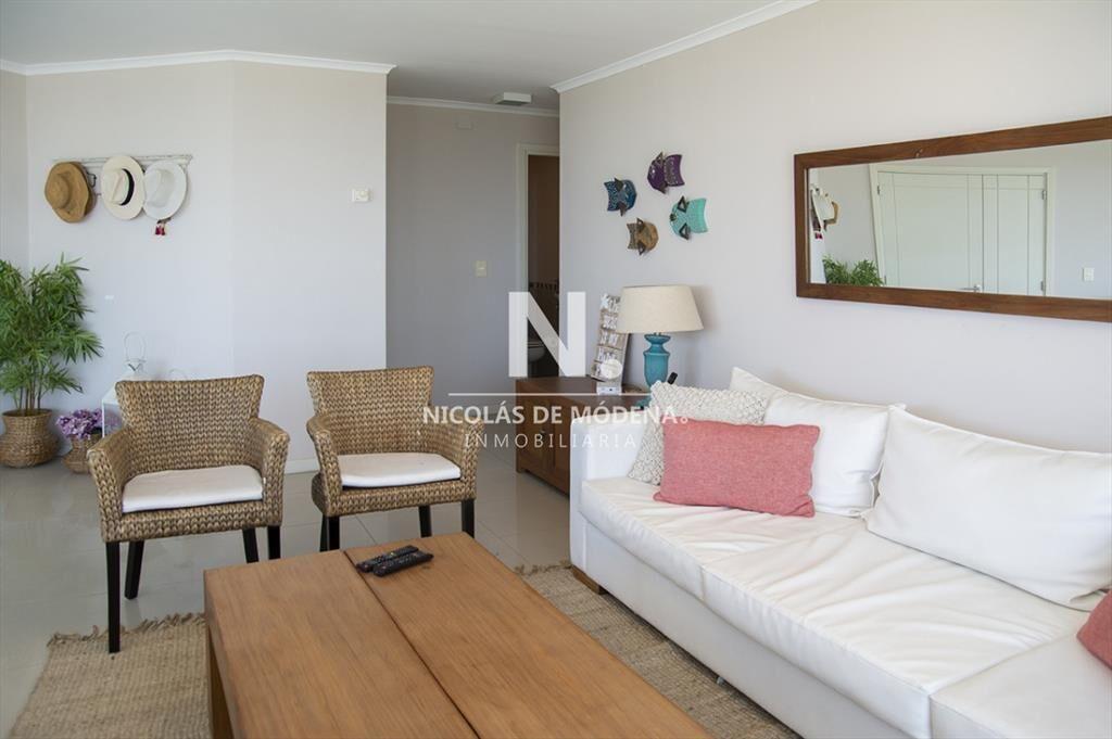 Venta de amplio apartamento de 3 dormitorios y de