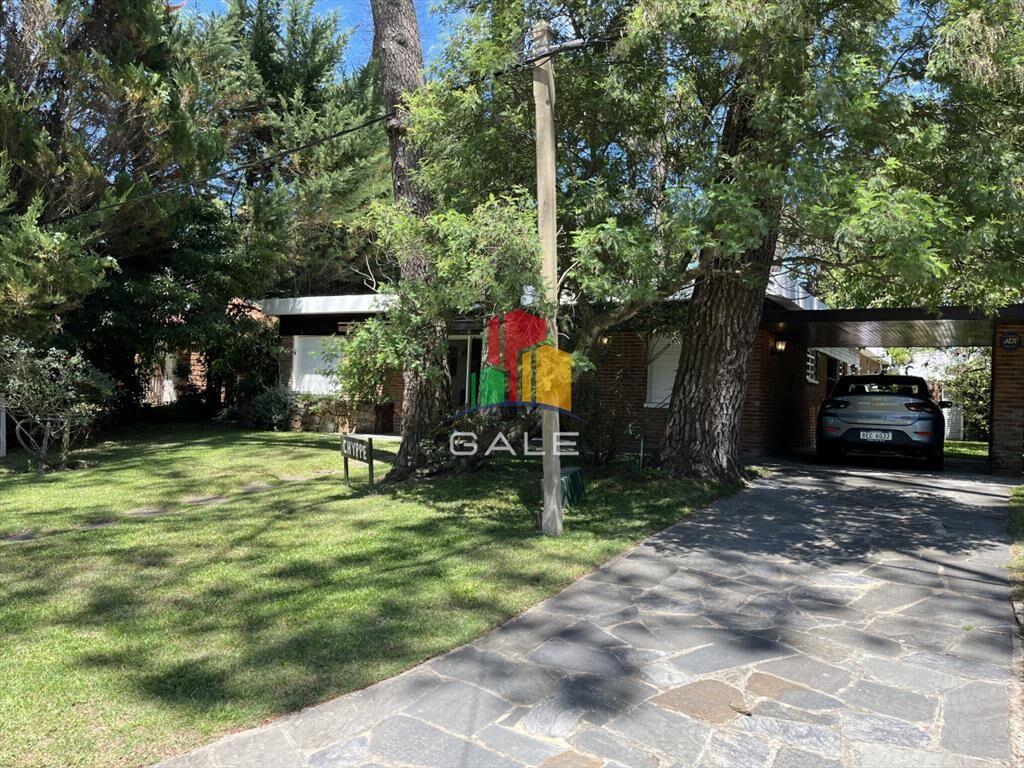 Casa en Playa Mansa, 5 dormitorios y 4 baÃ±os.