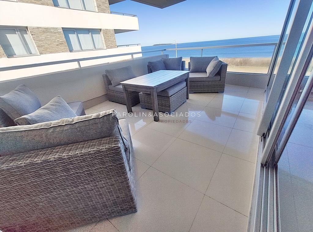 Penthouse en venta frente al mar en edificio del