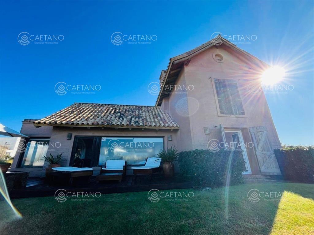 Preciosa casa en Montoya a metros del mar. Muy