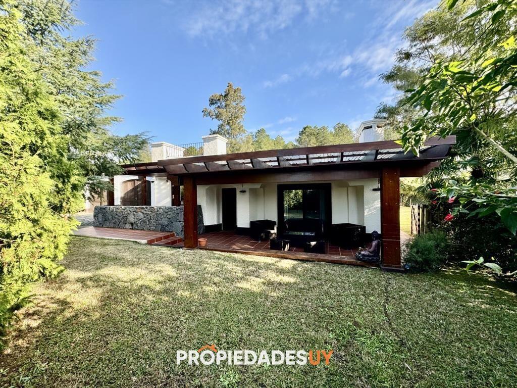 Excelente casa de 4 dormitorios con piscina en