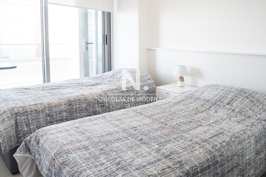 Apartamento en venta a metros de Playa Brava, 2