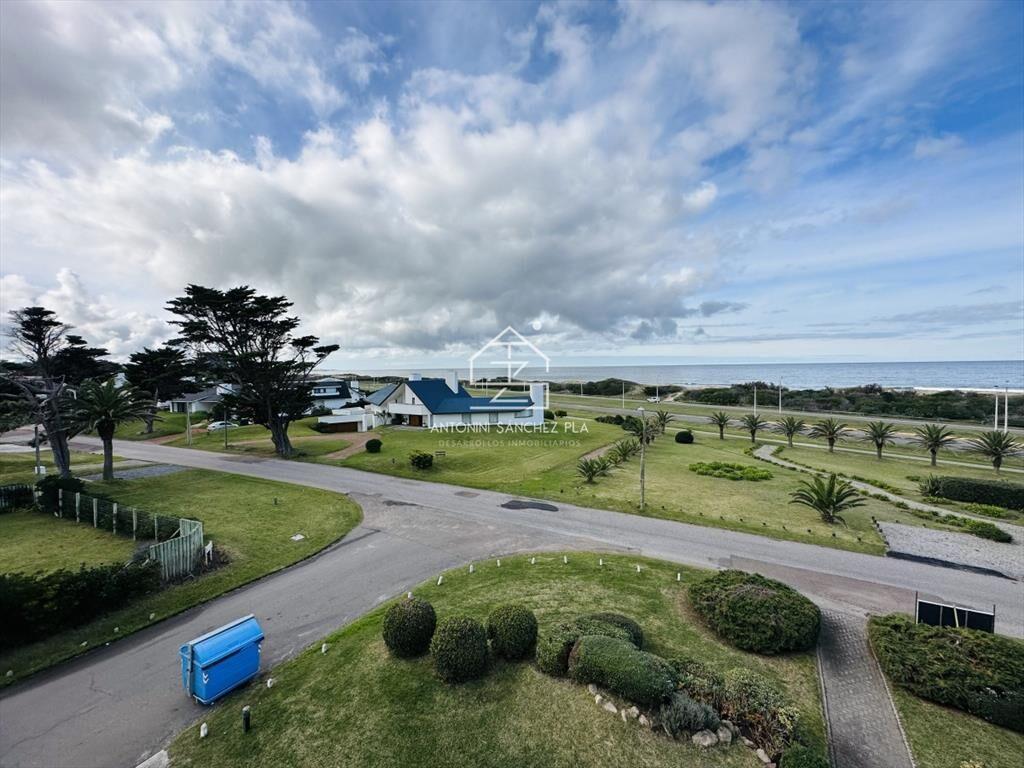 Venta  y alquiler de apartamento de 4 dormitorios en Punta