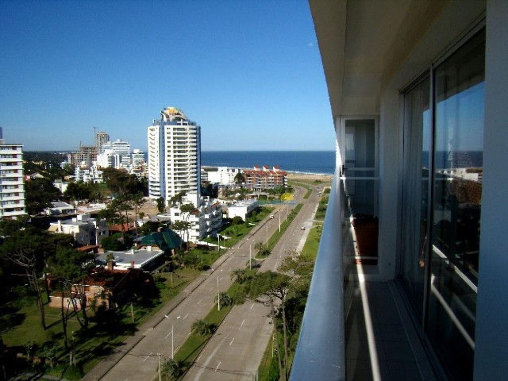 Apartamento de 2 dormitorios en Edificio Long , ,