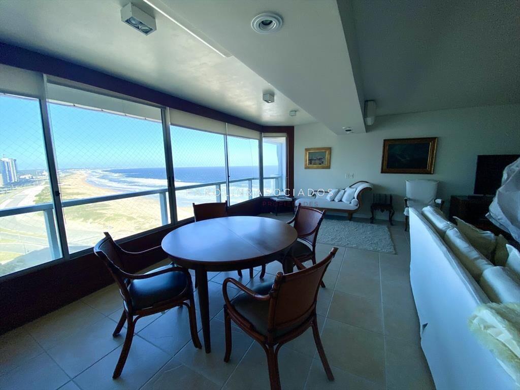Apartamento en venta de 3 dormitorios en edificio