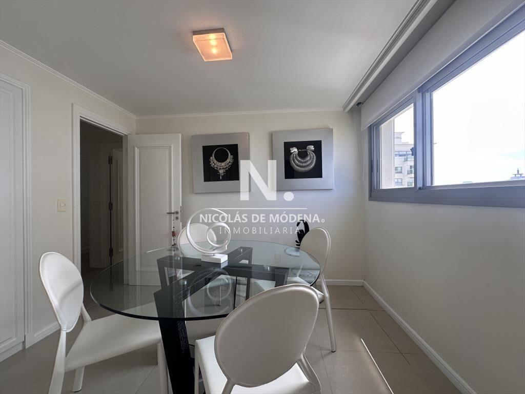 Vende apartamento esquinero de 3 dormitorios en