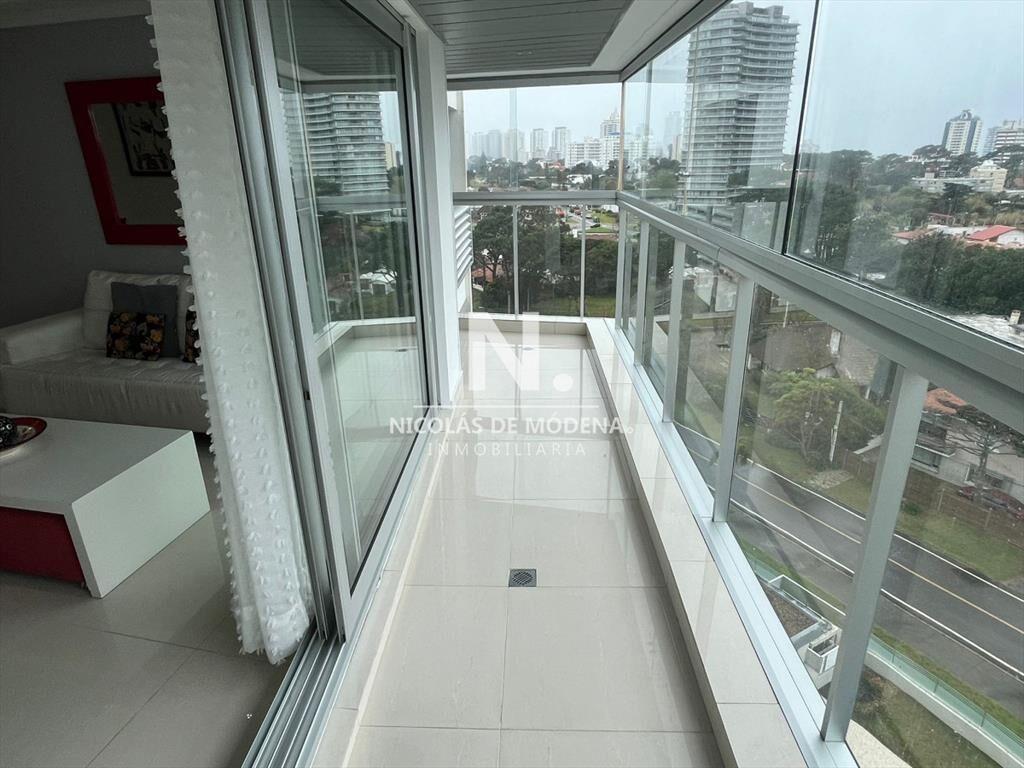Departamento en venta en torre moderna, a pasos del mar.