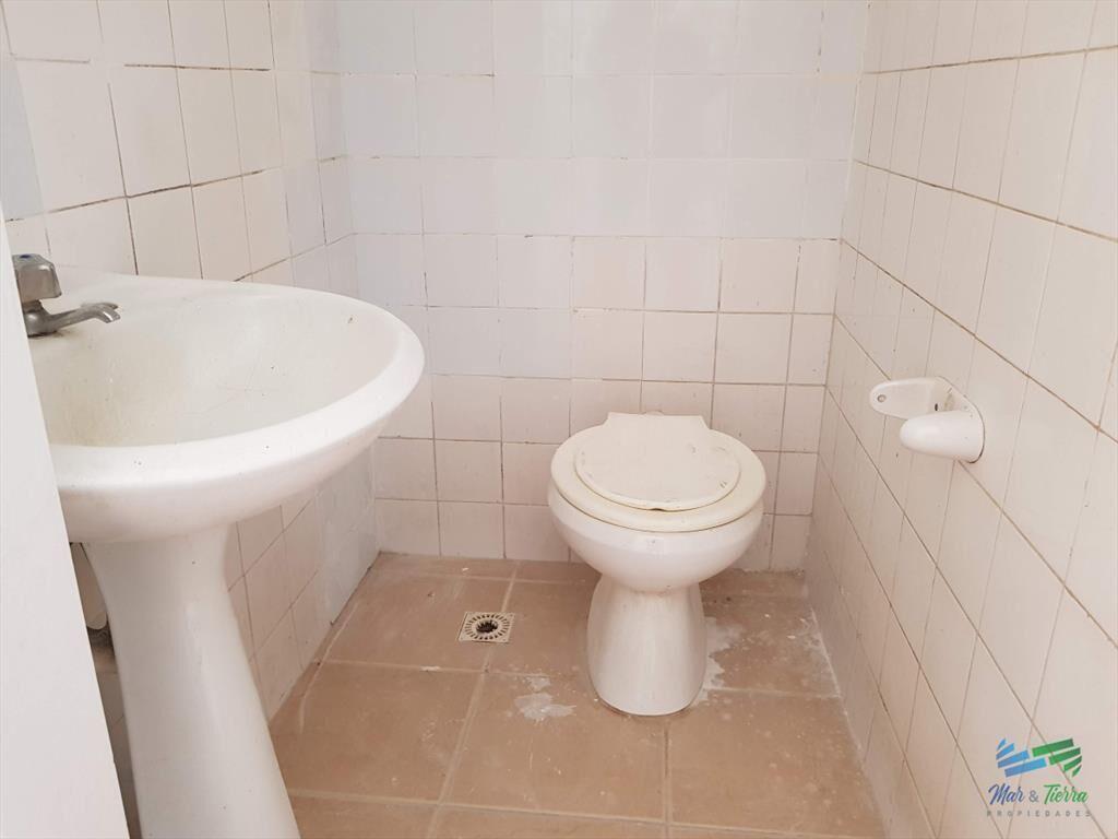 En venta Local a la calle con baño en Peninsula,