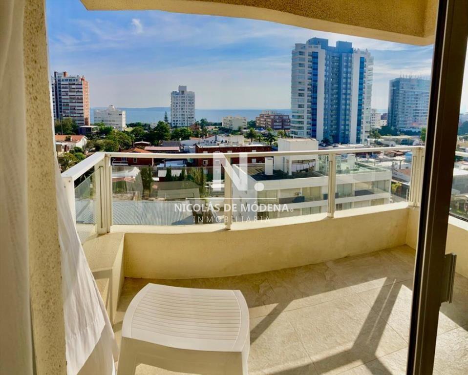 En Playa Brava, departamento de 3 dormitorios en venta