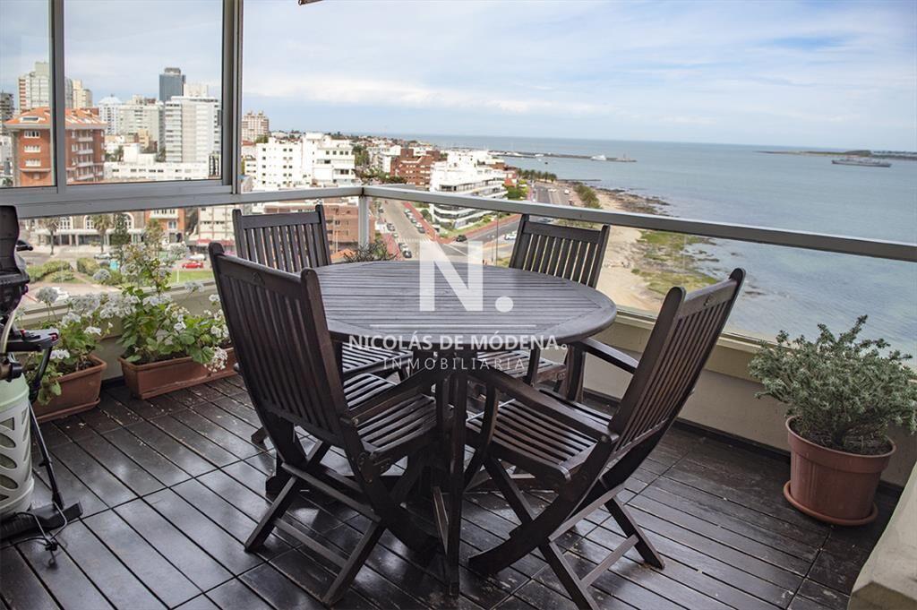 Departamento en iconica torre, frente al mar, 3