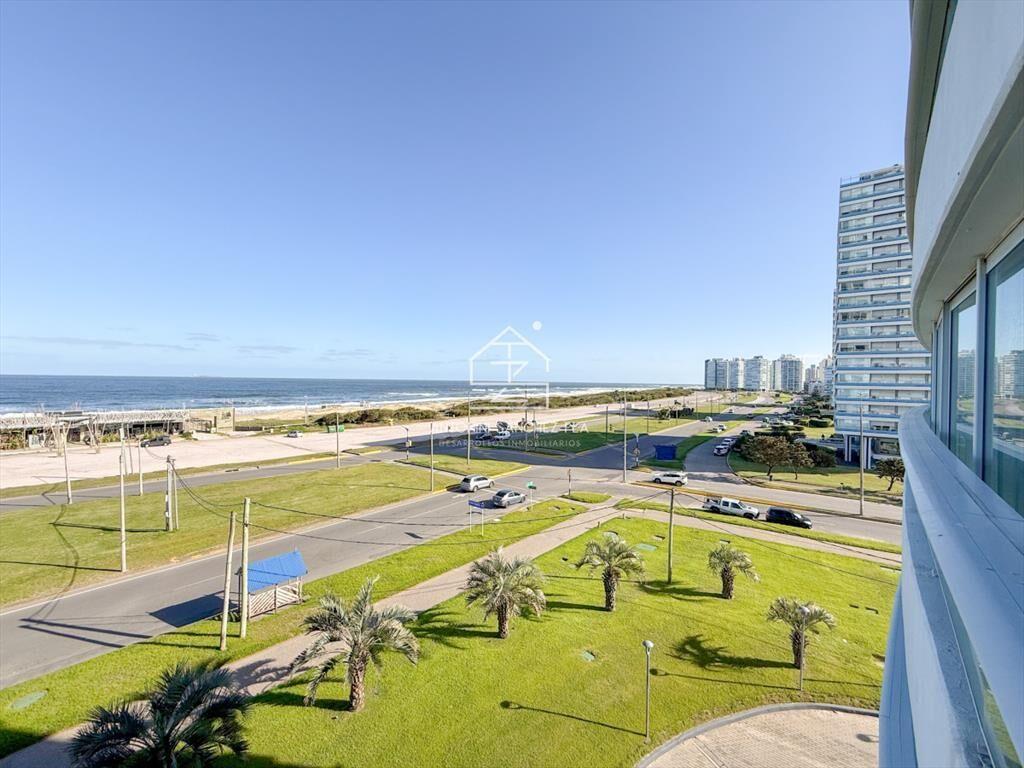 Luminoso y cómodo apartamento en primera linea Playa Brava