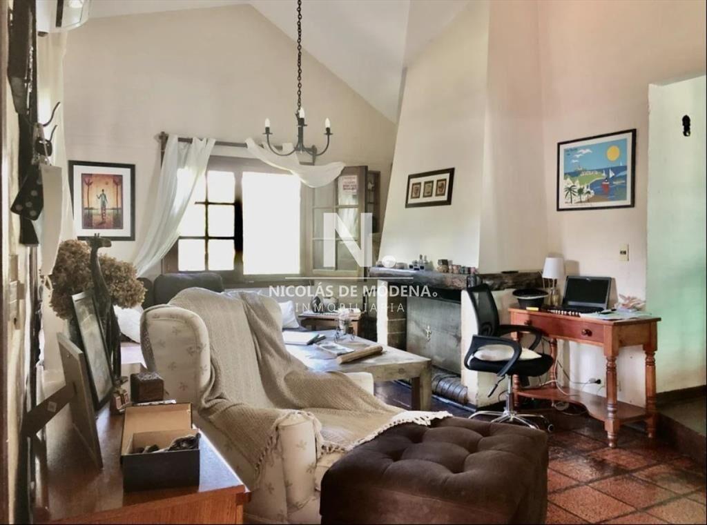 Vende casa en excelente estado, con 3 dormitorios
