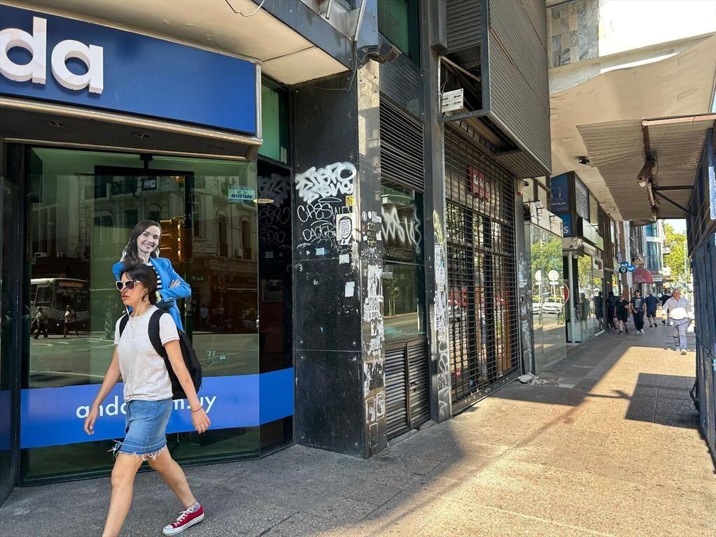 ALQUILER MEJOR CUADRA DE 18 DE JULIO. ESQUINA YI