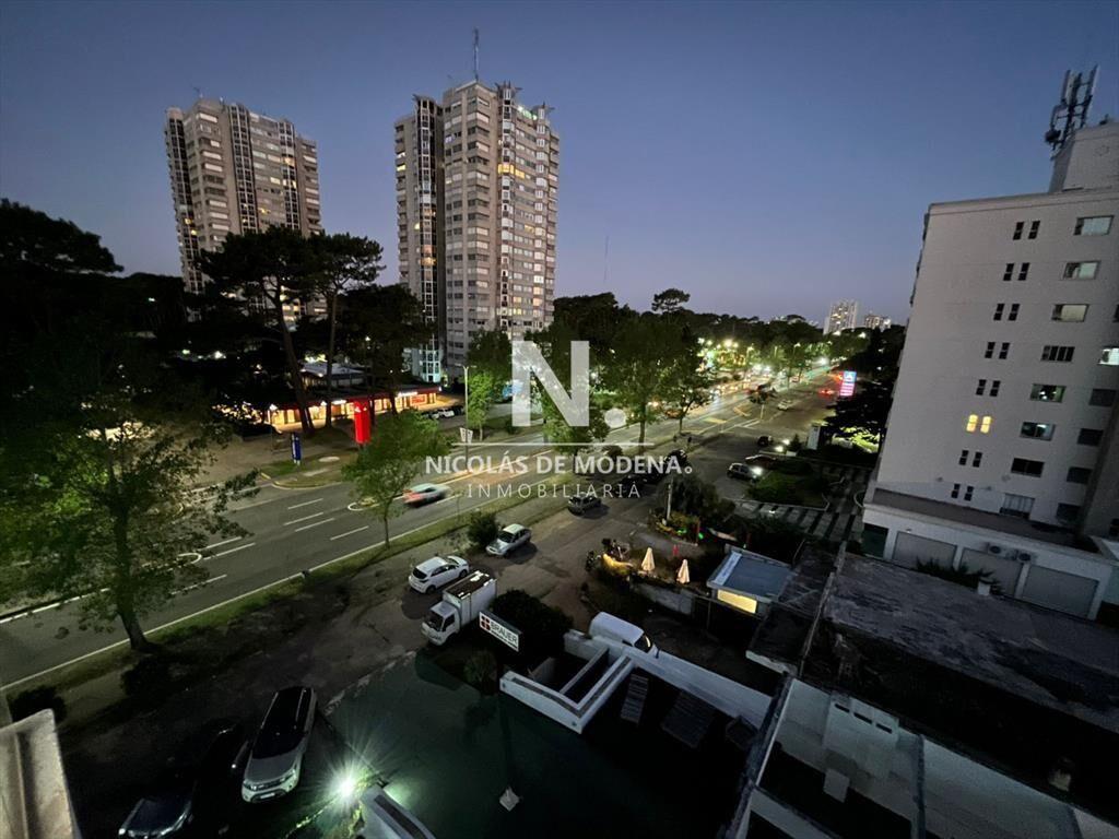 Vende apartamento de 2 dormitorios en Punta del