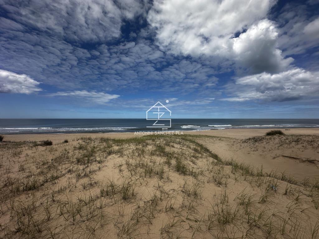 Venta en exclusiva terreno primera línea al mar