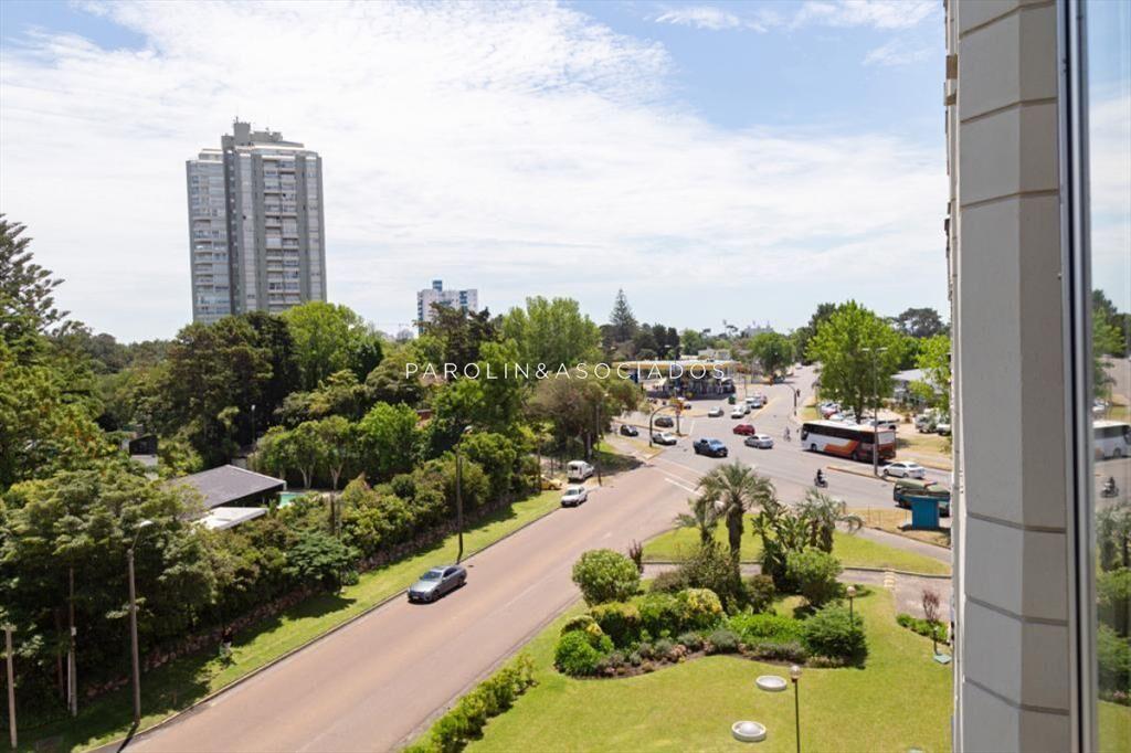 Apartamento en Venta de 3 dormitorios y servicio , Punta de