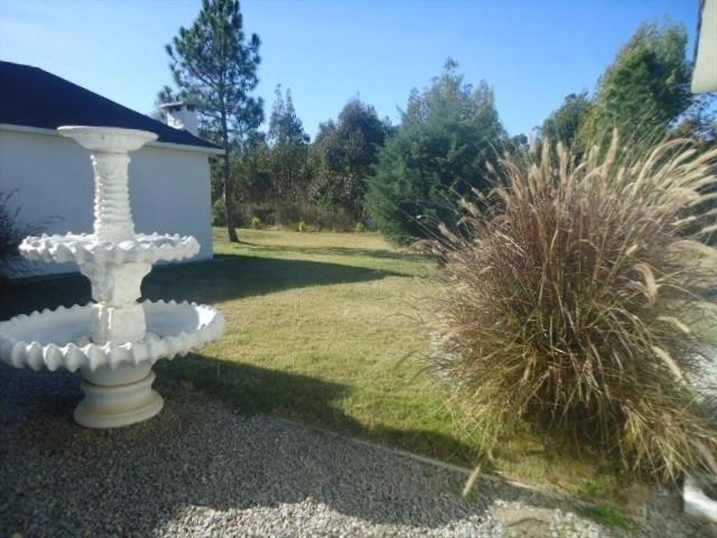 Venta de casa de campo 4 dormitorios zona Pando