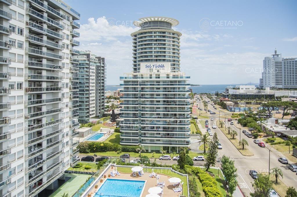 Vende apartamento de 2 dormitorios y medio playa