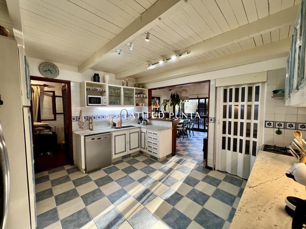 Casa de 4 dormitorios. Roosevelt