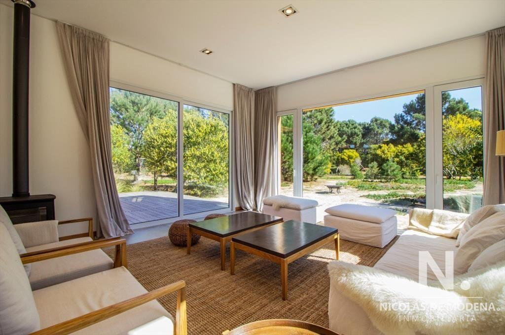 Moderna Casa de Cuatro dormitorios en Venta en JosÃ© Ignaci