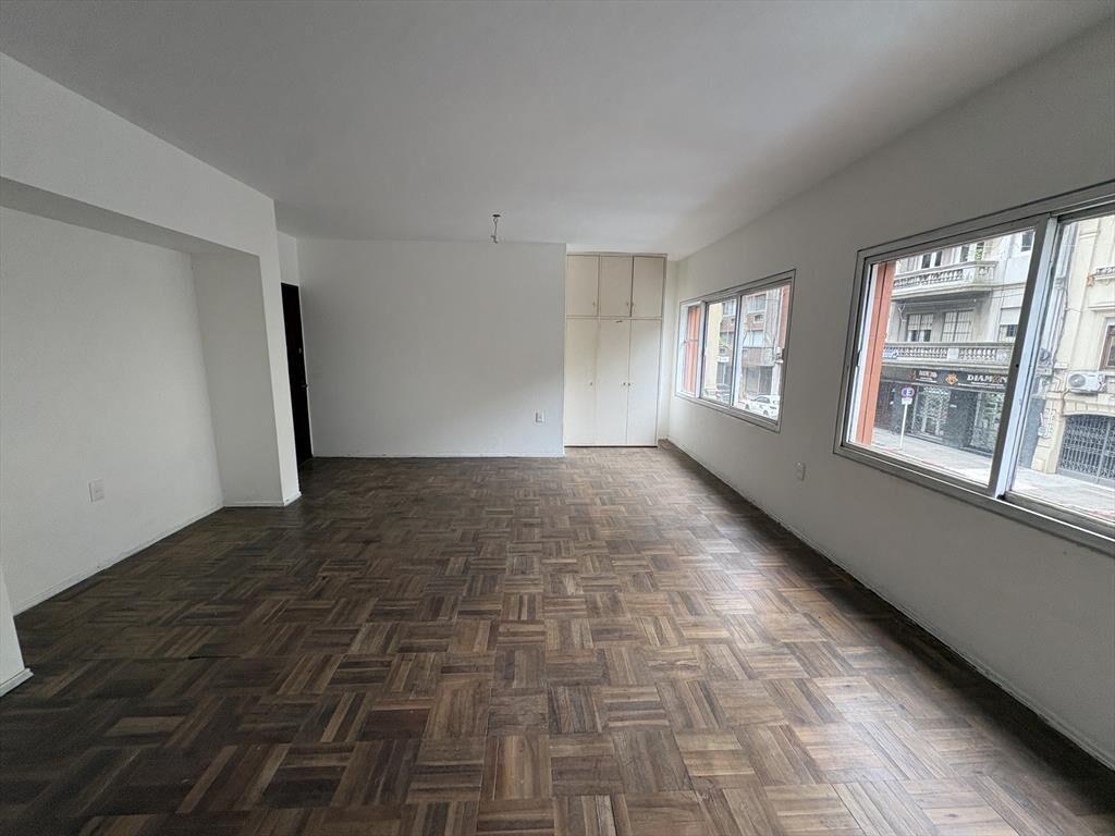 Alquiler - Apartamento al frente con dos dormitorios en el C
