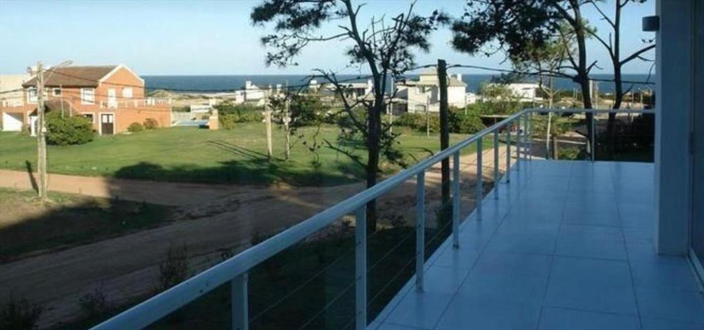 CASA EN VENTA DE 6 DORMITORIOS EN LA BARRA