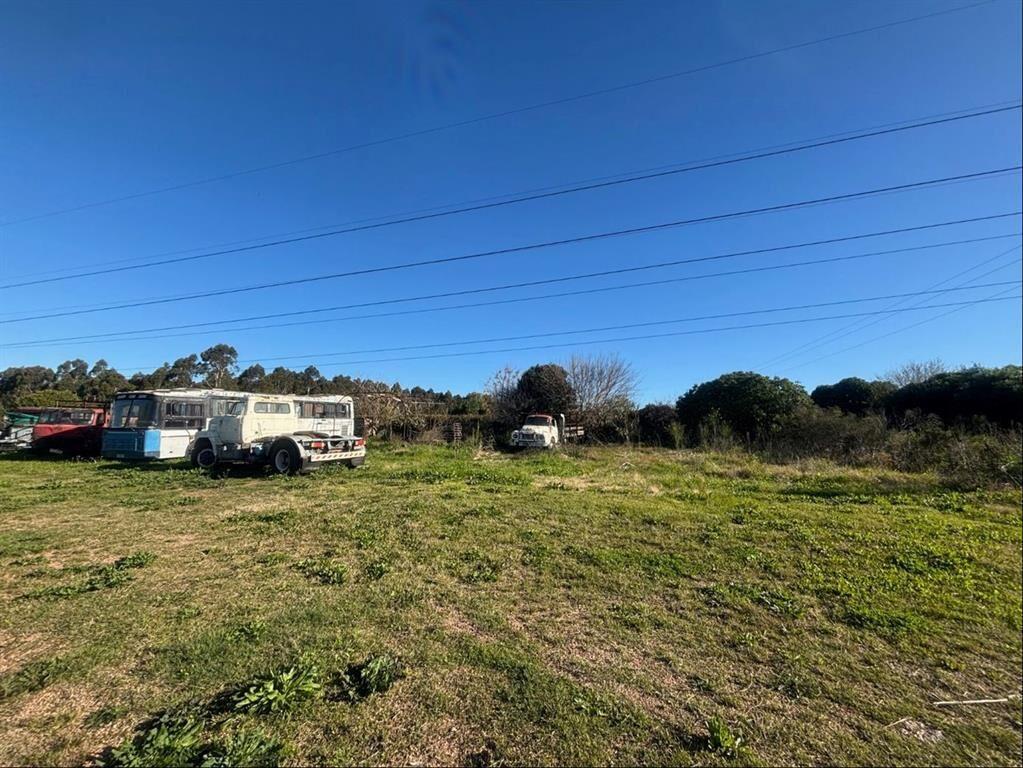Terreno tipo chacra con casa y galpónes, con 205 m de frent