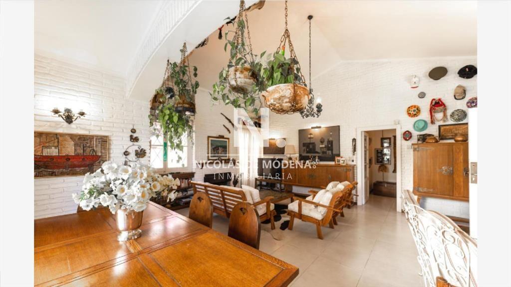 VENDE CASA DE 5 DORMITORIOS EN PLAYA MANSA, PUNTA