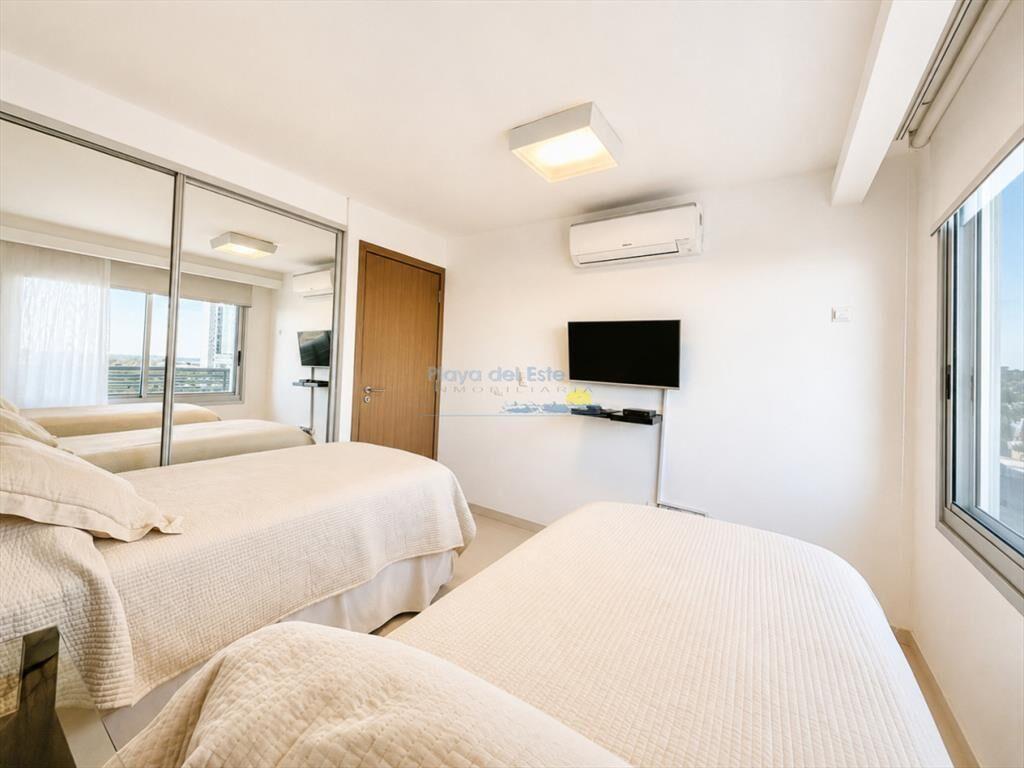 Apartamento de 3 Dormitorios y Dependencia, con y