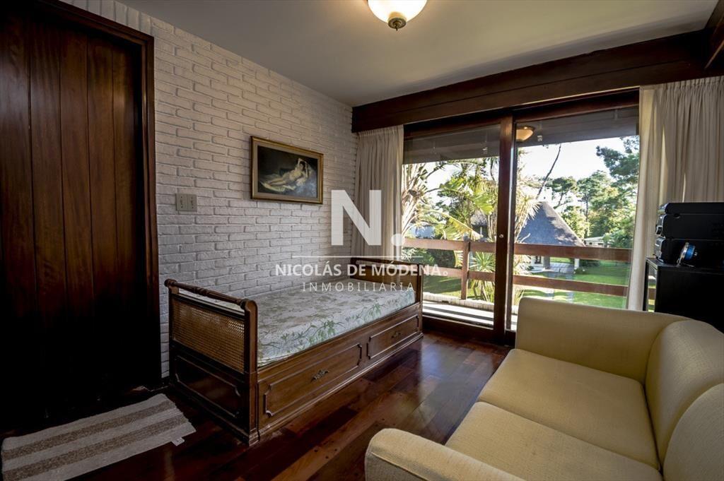 En venta casa de 4 dormitorios en suite en Punta