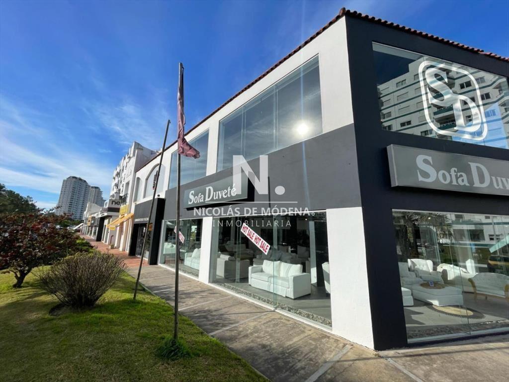 En venta local de 390m2 en Punta del Este
