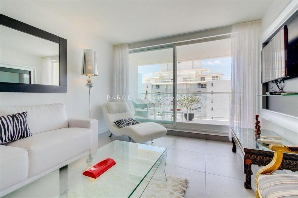 Apartamento en venta en piso alto en torre Yoo,