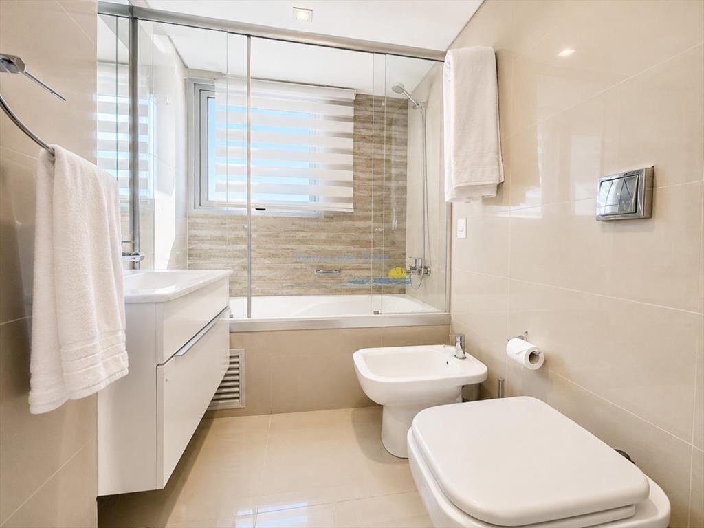 Apartamento de 3 Dormitorios y Dependencia, con y