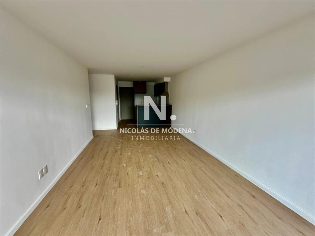 Excelente Apartamento de 1 Dormitorio con Gran Patio a Estr
