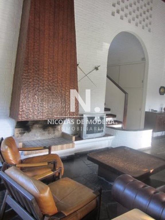 Casa ubicada en zona residencial.