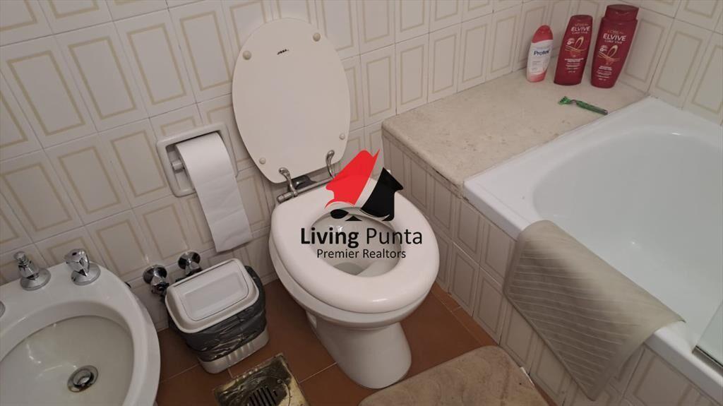 Vende apartamento de 2 dormitorios más servicio