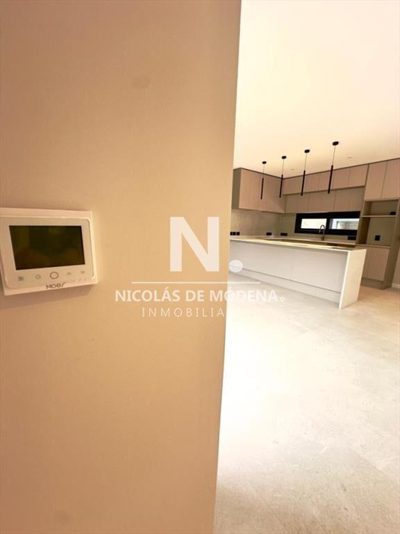 Vende casa a estrenar en Club del lago, Punta