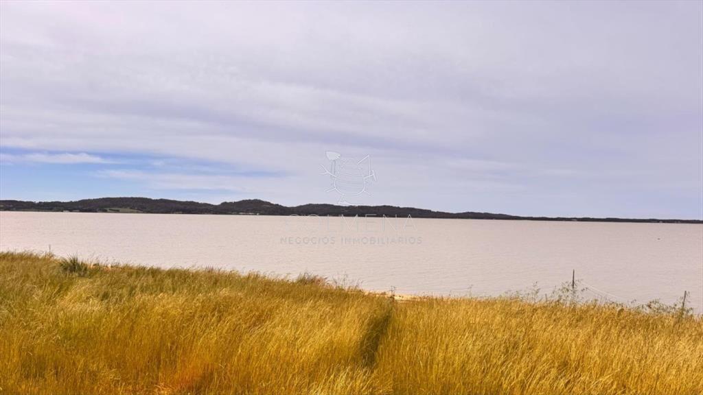 Chacra con Casa con vista a la laguna a pleno.